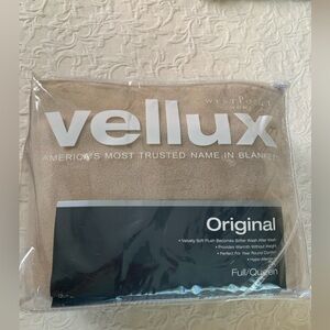 New Full/Queen Tan Vellux Blanket